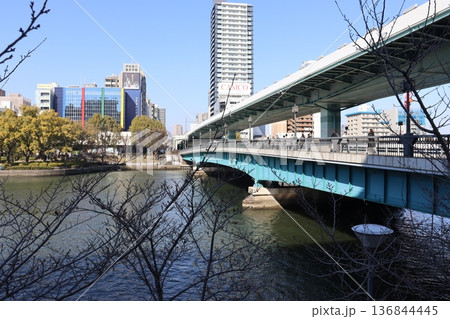 大阪市大川を挟んでの天満橋からみた都会風景 大阪市大川を挟んでの天満橋からみた都会風景 136844445