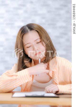 机で勉強する20代日本人女性  136844461
