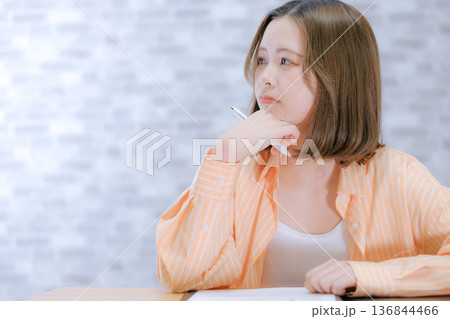 机で勉強する20代日本人女性  136844466