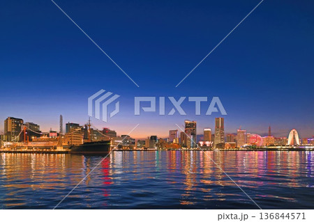 大黒ふ頭から見たみなとみらい 136844571