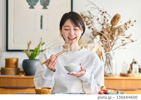 朝食にししゃもを食べる女性 朝食にししゃもを食べる女性 136844600
