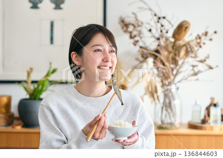 朝食にししゃもを食べる女性 136844603