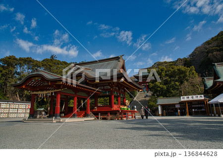 青空に映える鶴岡八幡宮 青空に映える鶴岡八幡宮 136844628
