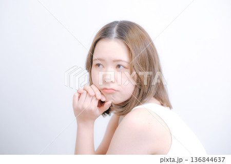 白背景でポーズをとる20代日本人女性 136844637