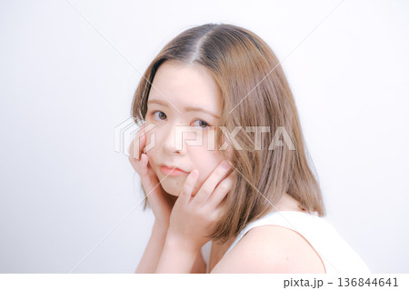白背景でポーズをとる20代日本人女性 136844641