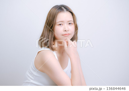 白背景でポーズをとる20代日本人女性 136844646