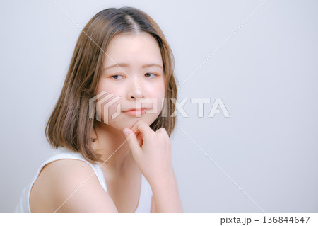 白背景でポーズをとる20代日本人女性 白背景でポーズをとる20代日本人女性 136844647
