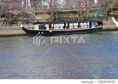 大阪市大川の天満橋に停泊中の屋形舟 136844658