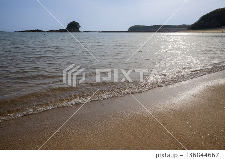光る波と砂浜 136844667