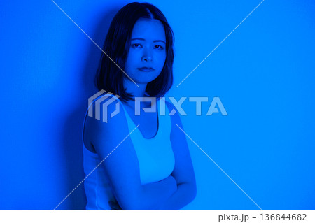 青い光に包まれた20代日本人女性 136844682