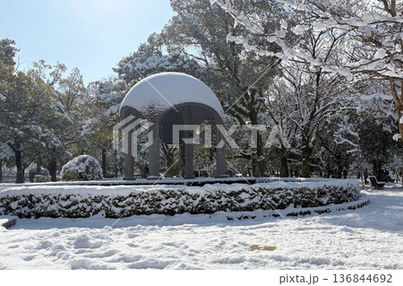平和の鐘雪景色 136844692