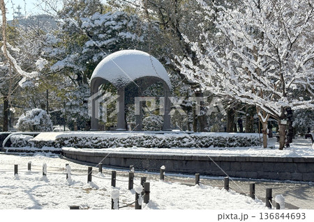 平和の鐘雪景色 136844693