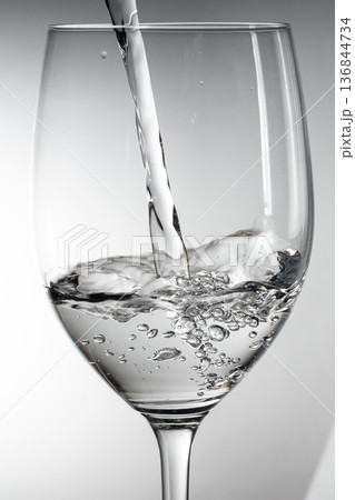 コップに水を注ぐ コップに水を注ぐ 136844734