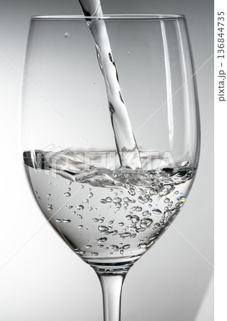 コップに水を注ぐ コップに水を注ぐ 136844735