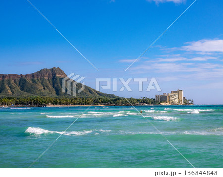ワイキキビーチから眺める晴天のダイヤモンドヘッド 136844848