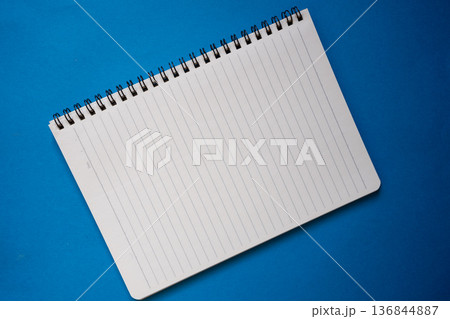 青背景に無地のノート 青背景に無地のノート 136844887