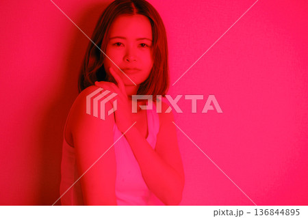 赤い光に包まれた20代日本人女性 136844895