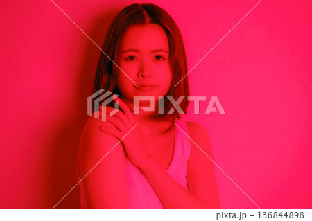 赤い光に包まれた20代日本人女性 赤い光に包まれた20代日本人女性 136844898