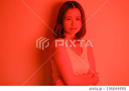 赤い光に包まれた20代日本人女性 136844899