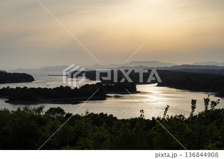 英虞湾の夕暮れ 英虞湾の夕暮れ 136844908