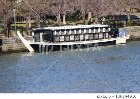 大阪市大川の天満橋に停泊中の屋形舟 136844910