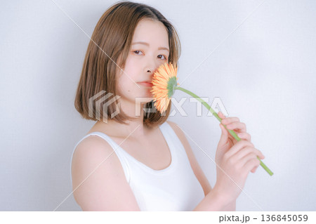 花と女性の透明感ポートレート 136845059