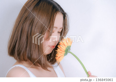 花と女性の透明感ポートレート 花と女性の透明感ポートレート 136845061