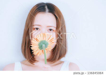 花と女性の透明感ポートレート 花と女性の透明感ポートレート 136845064