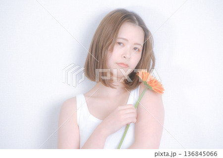 花と女性の透明感ポートレート 花と女性の透明感ポートレート 136845066