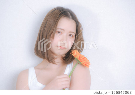 花と女性の透明感ポートレート 136845068