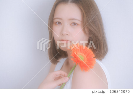 花と女性の透明感ポートレート 136845070