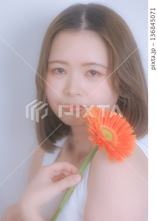花と女性の透明感ポートレート 136845071