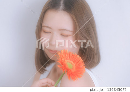 花と女性の透明感ポートレート 136845073
