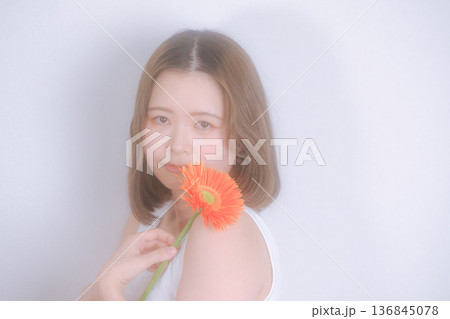 花と女性の透明感ポートレート 136845078