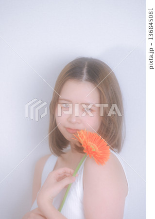 花と女性の透明感ポートレート 花と女性の透明感ポートレート 136845081