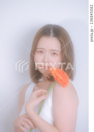 花と女性の透明感ポートレート 136845082