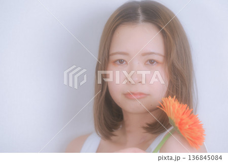 花と女性の透明感ポートレート 136845084