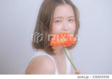 花と女性の透明感ポートレート 136845090