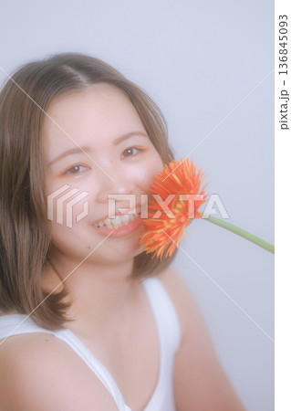 花と女性の透明感ポートレート 136845093