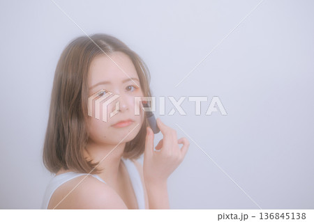 ナチュラルメイクの若い女性 136845138