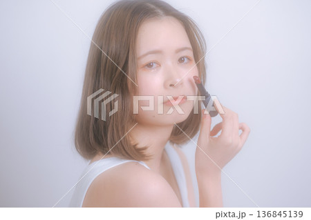 ナチュラルメイクの若い女性 136845139