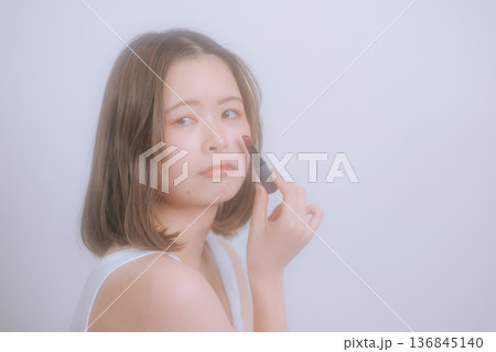 ナチュラルメイクの若い女性 136845140