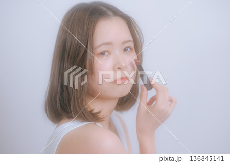 ナチュラルメイクの若い女性 136845141
