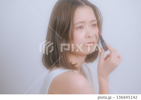 ナチュラルメイクの若い女性 ナチュラルメイクの若い女性 136845142