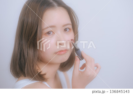 ナチュラルメイクの若い女性 ナチュラルメイクの若い女性 136845143