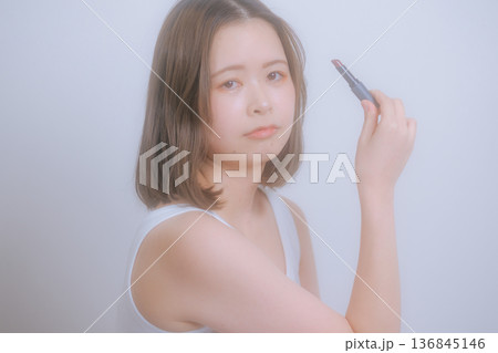ナチュラルメイクの若い女性 136845146