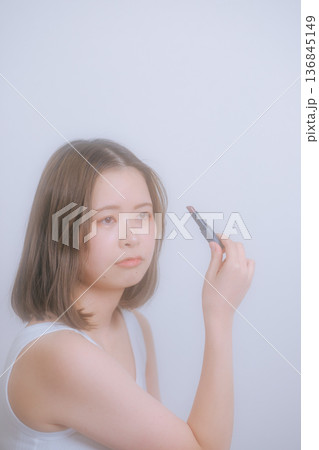 ナチュラルメイクの若い女性 ナチュラルメイクの若い女性 136845149