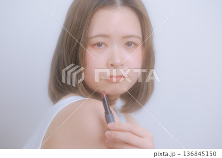 ナチュラルメイクの若い女性 ナチュラルメイクの若い女性 136845150