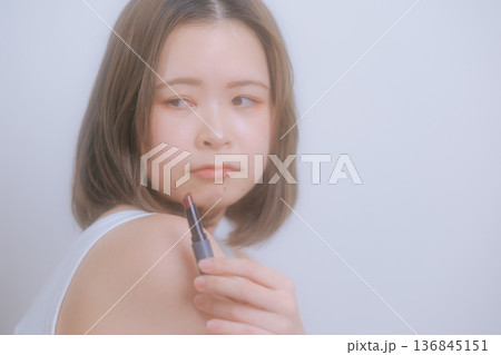 ナチュラルメイクの若い女性 ナチュラルメイクの若い女性 136845151