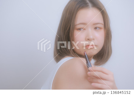 ナチュラルメイクの若い女性 136845152